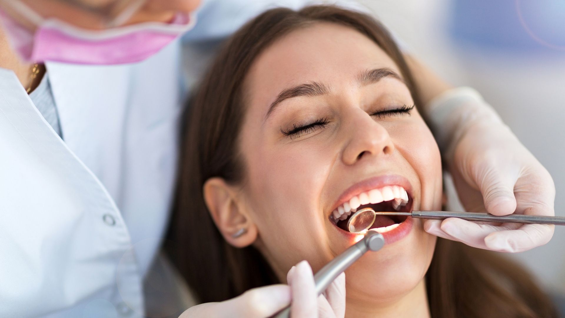 5 señales de que necesitas una limpieza dental profesional (y por qué no debes posponerla)